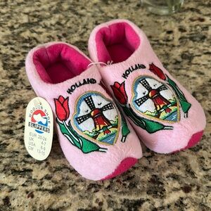 ✨ Pink Holland Embroidered Slippers Toddler girls size 6-9 from The Netherlands